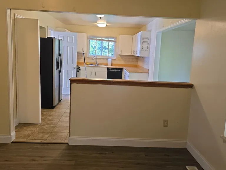 dining are view to kitchen