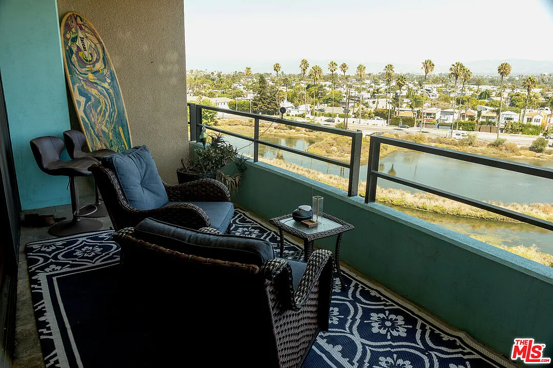 2 bed, 2.0 bath, 1422 sqft, $4,795 — Photo 4