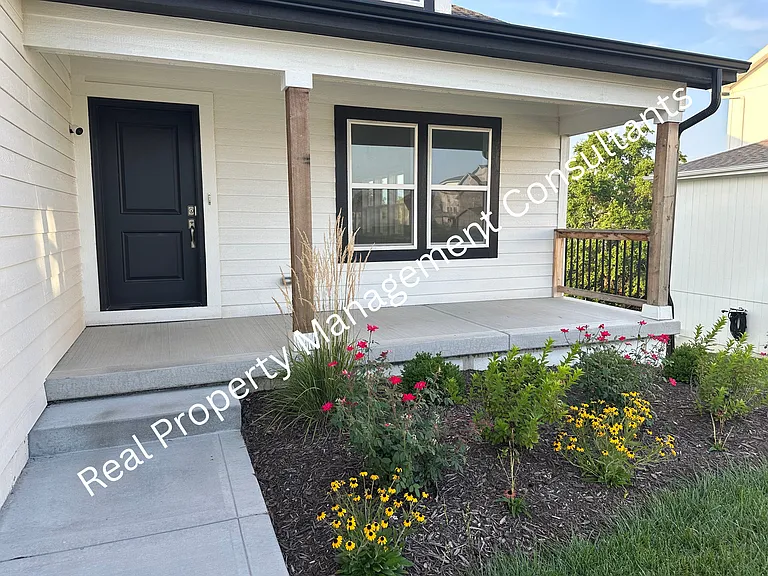1628 SW Buckthorn St — Photo 2