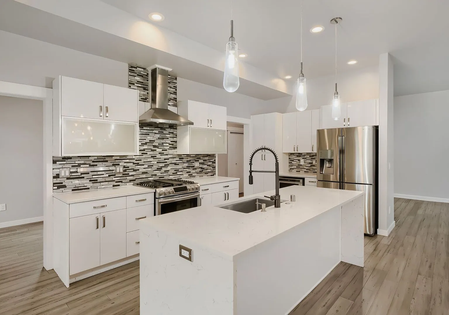 Beautiful 4bed/2.5bath Home in Desirable West Seattle Location! — Photo 2