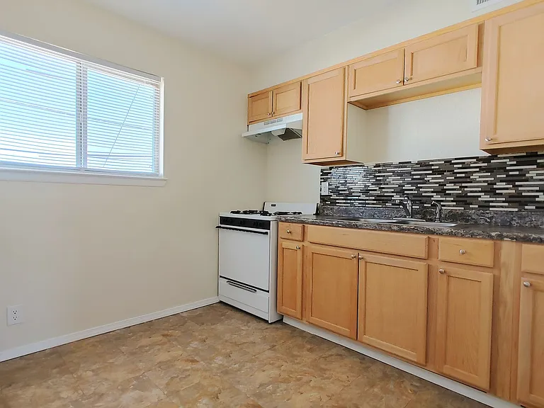 513 Candelaria Rd NW — Photo 4