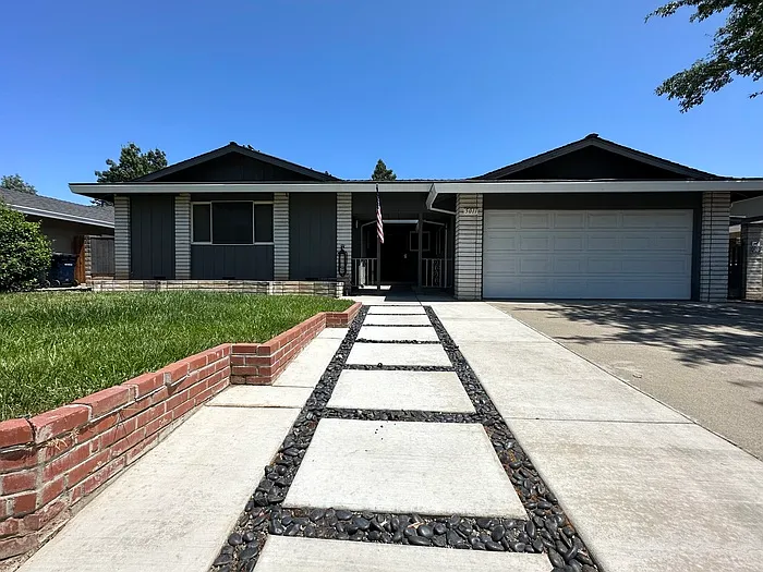 3 bed, 2.0 bath, 1708 sqft, $3,945 — Photo 2