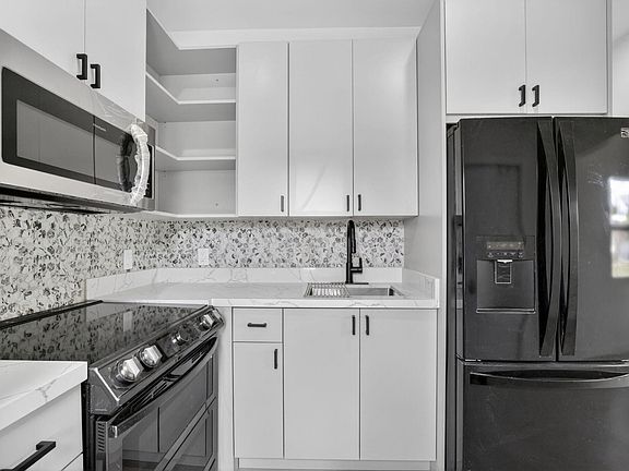 4th image of 621 NW 3rd Avenue