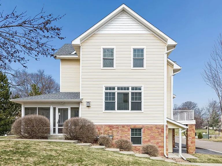 2121 Village Trl — Photo 4
