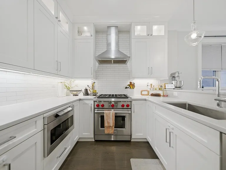 2341 W Roscoe St #2W — Photo 10