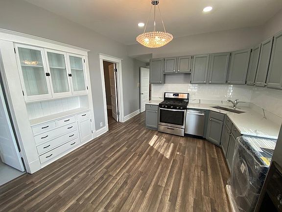 2nd image of 1131 W Wellington Ave #3R