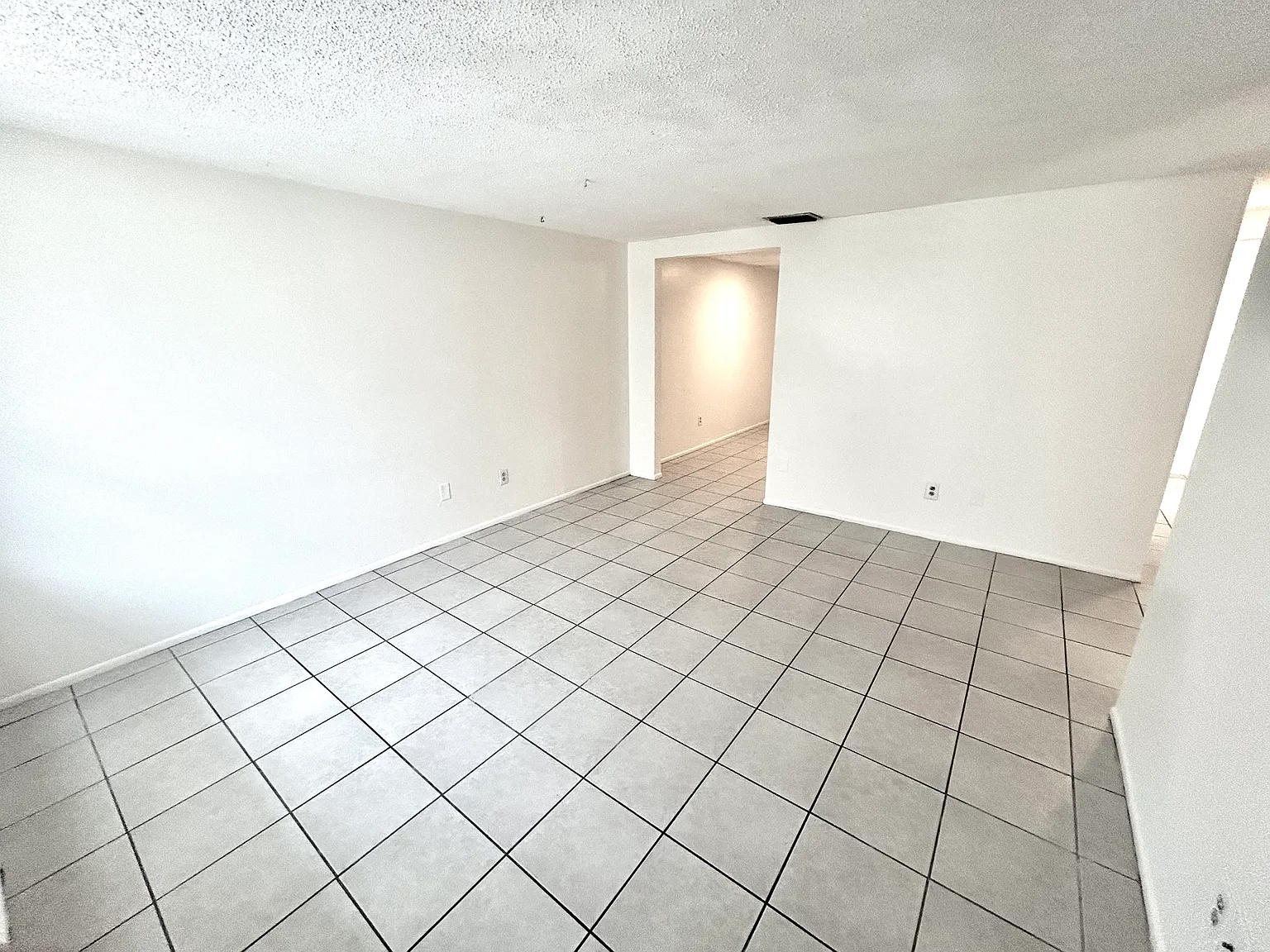 3 bed, 1000 sqft, $1,695 — Photo 3