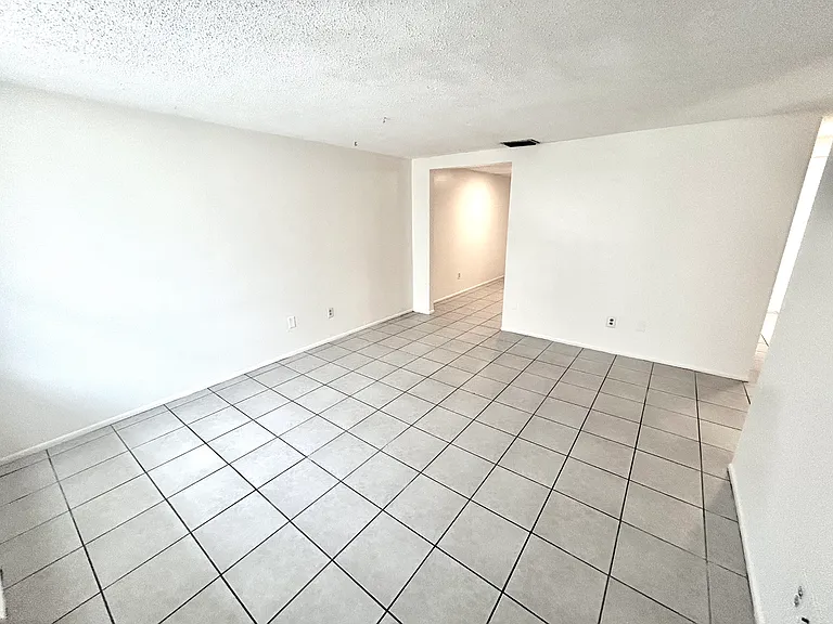 5725 9th Street Cir E #5725 — Photo 3