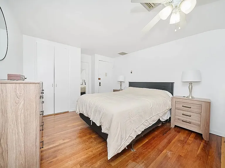 131 E 17th St #14 — Photo 4