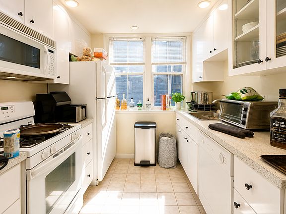 3rd image of 108 Myrtle St APT 1A
