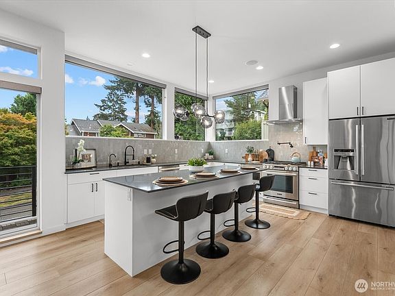 3rd image of 3111 Queen Anne Avenue N