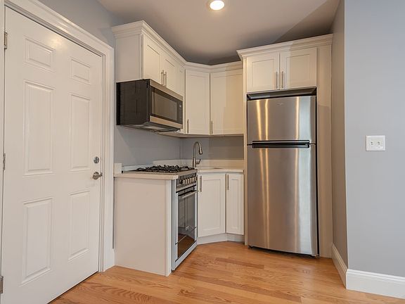 4th image of 293 Fayette St #9