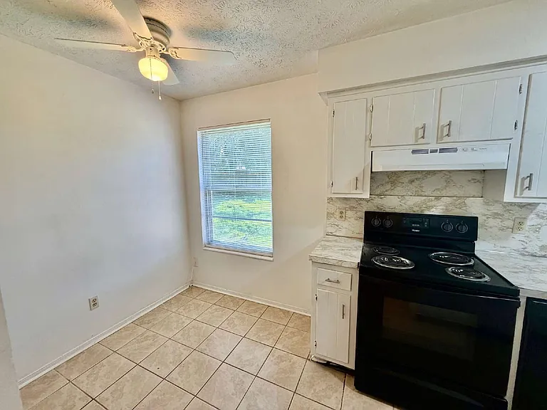 1745 Patricia Ln — Photo 3