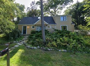 260 Woodland Dr, North Barrington, IL 60010