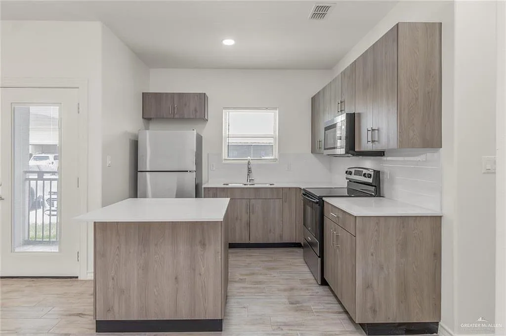2 bed, 2.0 bath, 1000 sqft, $975 — Photo 3