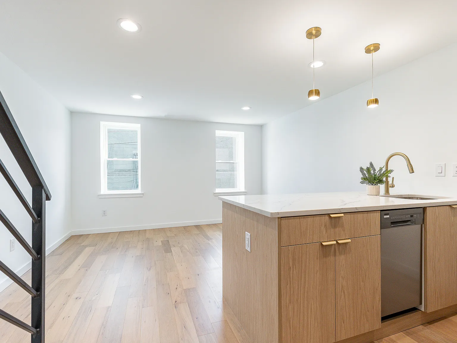2 bed, 1050 sqft, $1,600 — Photo 4