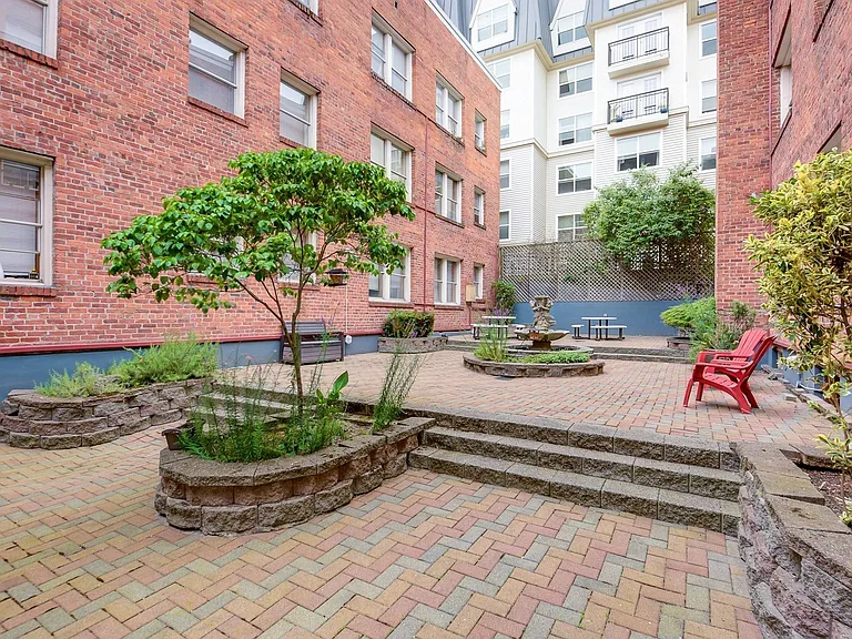 Abbottsford Apartments — Photo 22