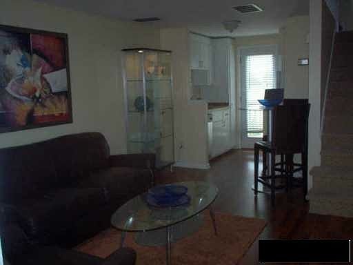 2nd image of 721 Poplar St #9