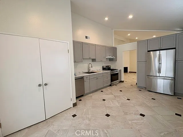 4 bed, 1472 sqft, $4,400 — Photo 3