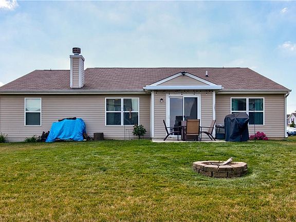 5th image of 886 Rosewood Dr