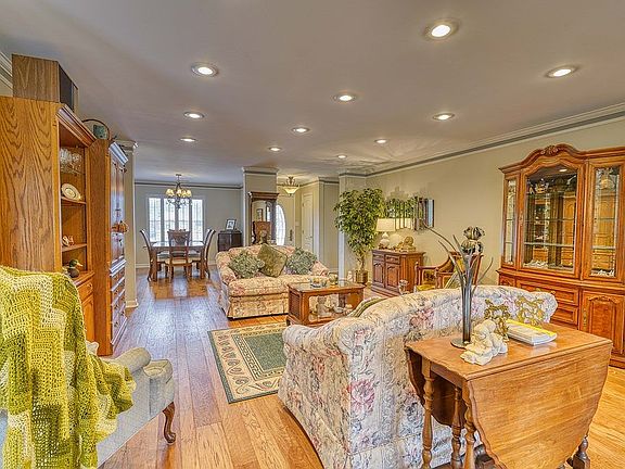 3rd image of 107 Newport Dr