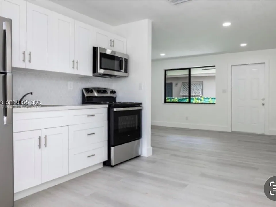 1949 Riverside Dr