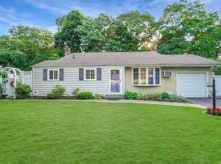 930 Gardiner Dr, Bay Shore, NY 11706