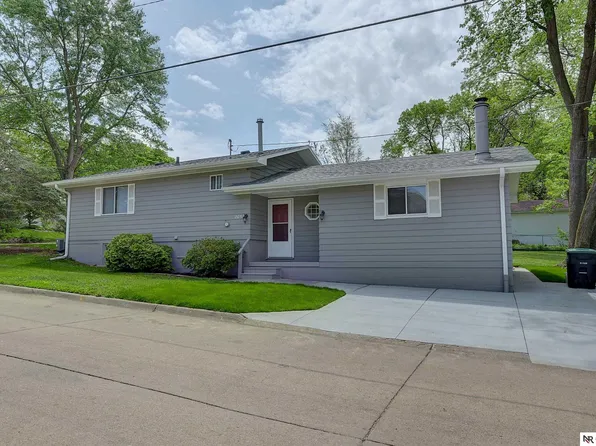 2052 N 70th St, Omaha, NE 68104