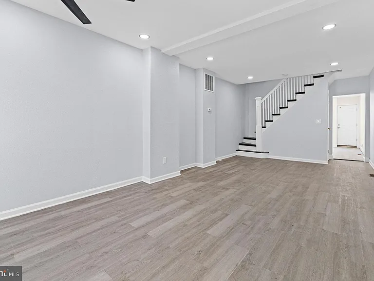 1669 N Milton Ave — Photo 3