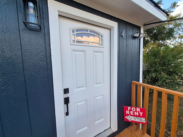 2209 Gano St #4 — Photo 1