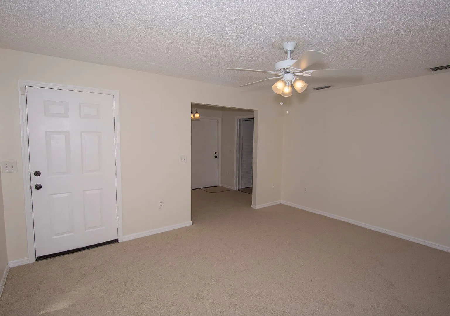 2/2 half duplex with garage in Lake Formosa Neighborhood — Photo 4