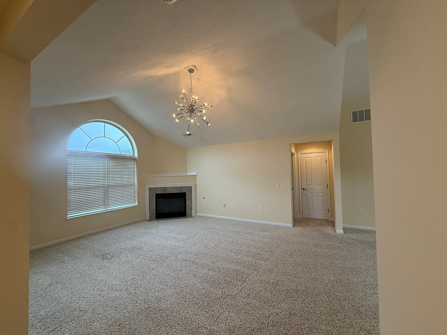 3 bed, 2392 sqft, $5,300 — Photo 4