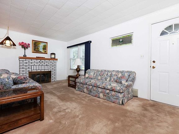 4th image of 32 Beverly Ave
