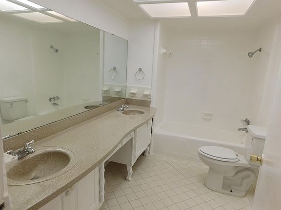 Bathroom - Hall