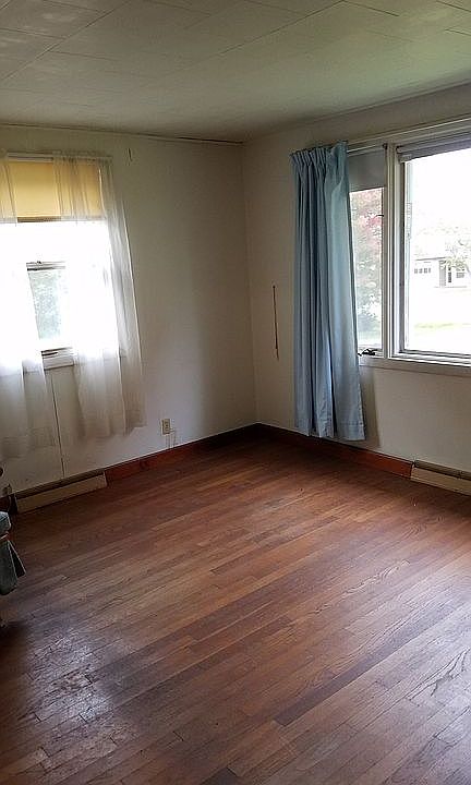 2nd image of 524 Pleasant St
