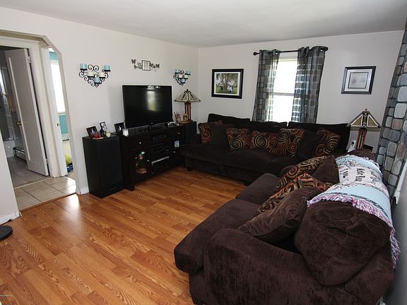 3rd image of 52 1/2 Monmouth Ave
