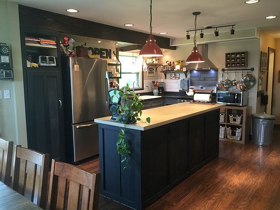 4th image of 445 Riverview Dr