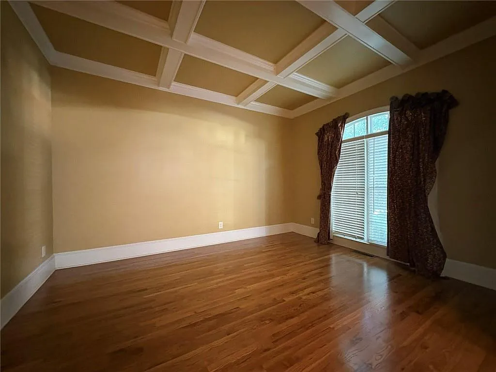 7 bed, 5.5 bath, 3470 sqft, $3,300 — Photo 2
