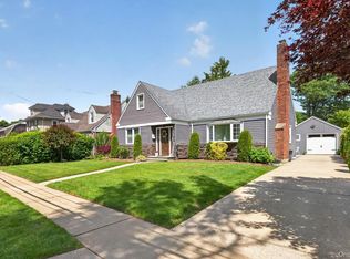 51 Chestnut St, Westbury, NY 11590