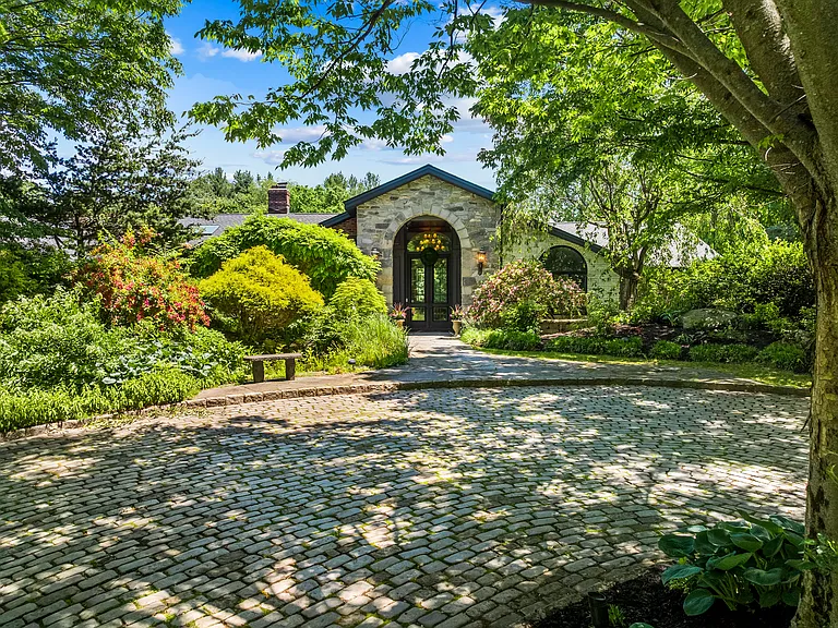 224 Wilson Rd — Photo 2
