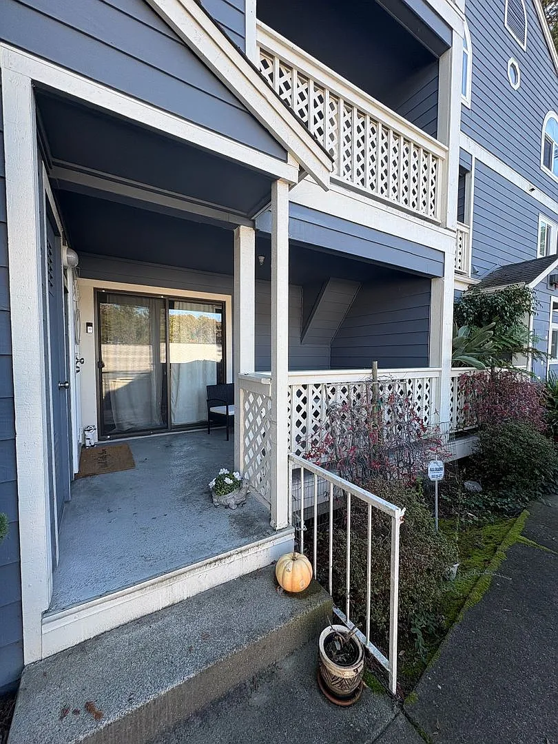 Building Photo - 136 Sea Crest Cir