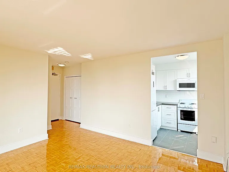 485 Huron St #402 — Photo 4