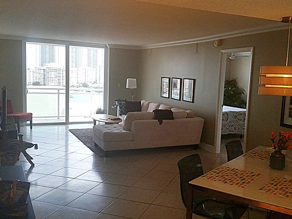 4th image of 437 Golden Isles Dr APT 11I