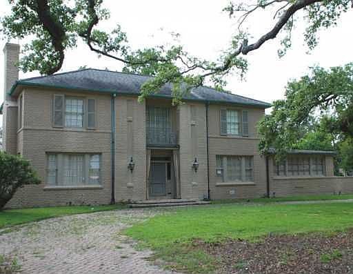 2nd image of 33 Nassau Dr