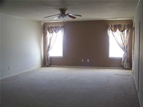 Spacious 25'x16' Great Room/Dining Combo