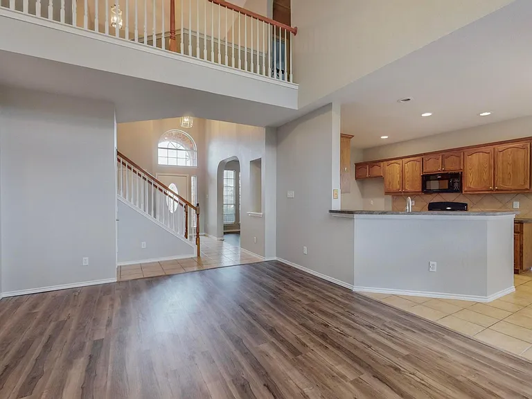 4134 Petersburg Dr — Photo 2