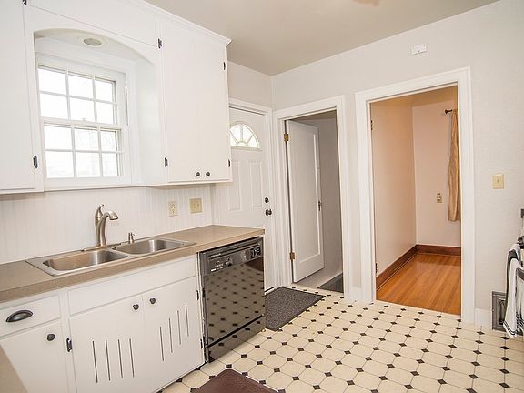 5th image of 328 E Hoffman Ave
