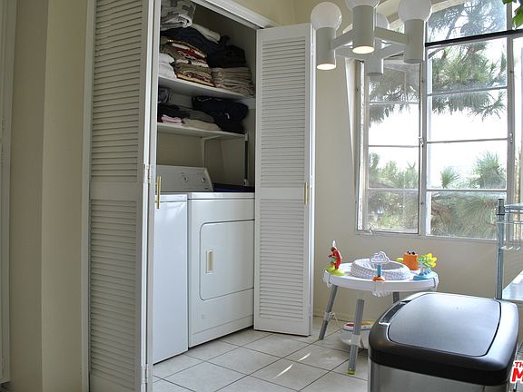 5th image of 838 S Barrington Ave APT 404