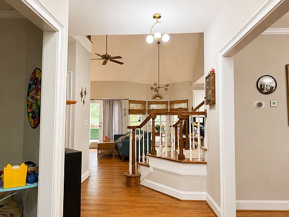5th image of 223 Deer Spring Ln