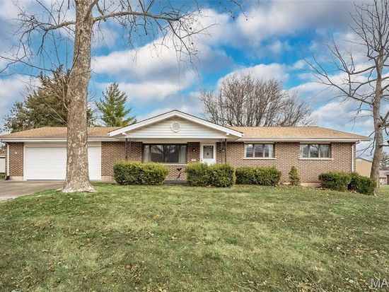 904 Palm Dr, Saint Charles, MO 63301